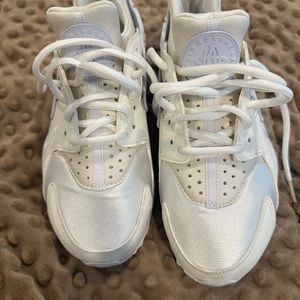 WOMENS NIKE AIR HUARACHE
Size 6 have been worn only twice. Very good condition